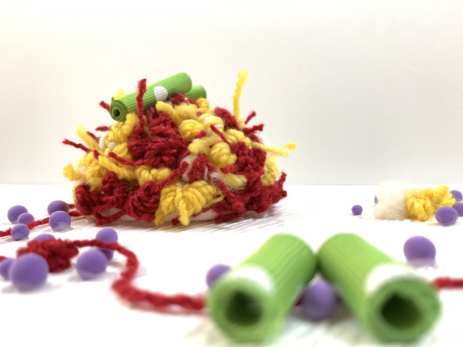 利用食物擺盤配色原理，以及各式材質的運用，作為口感的詮釋與色彩來源。