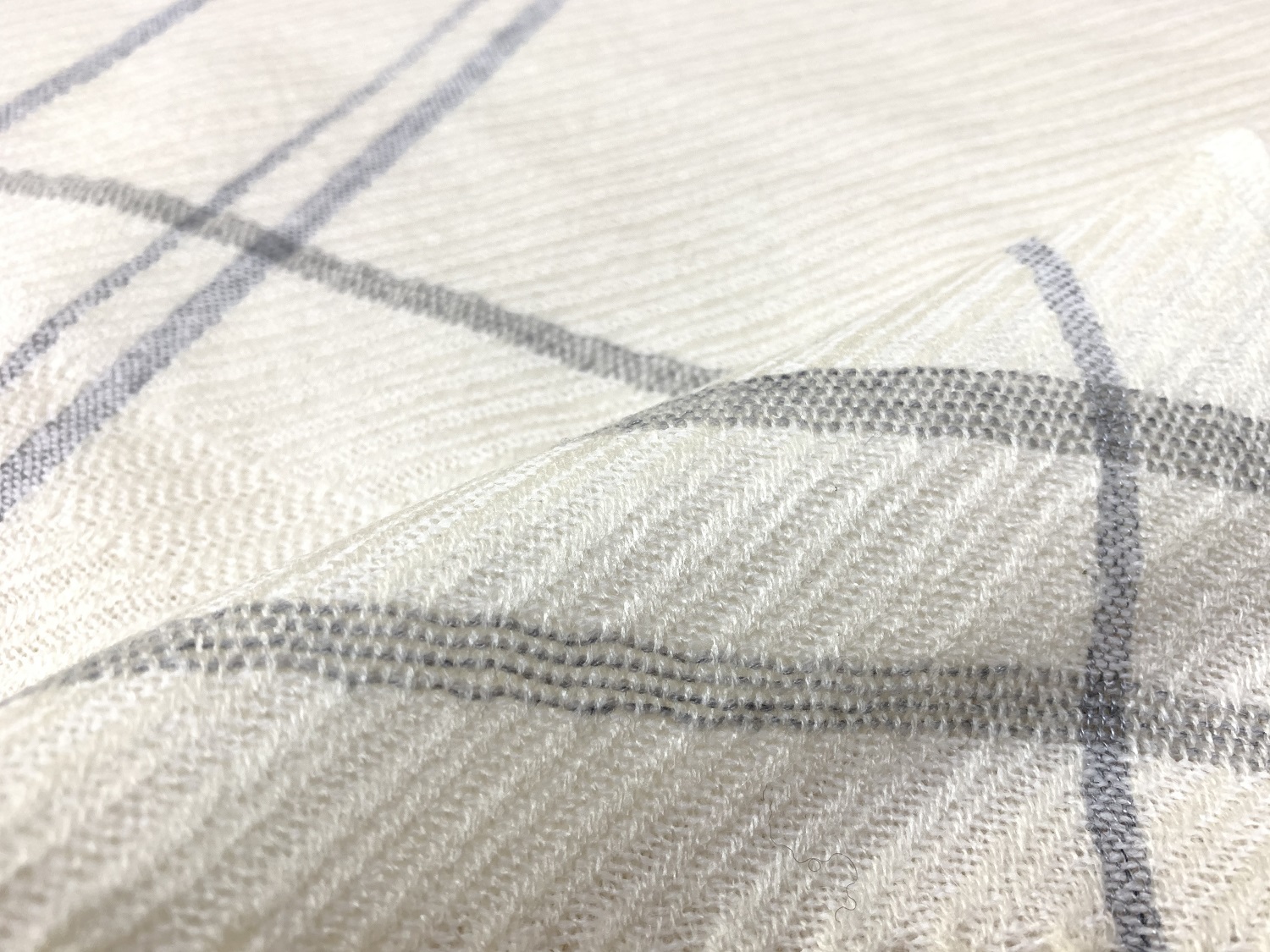 利用大斜紋的織紋營造出絲滑的質地與手感，當燈光的照射與布面的扭曲，會形成一種特別的光澤感。