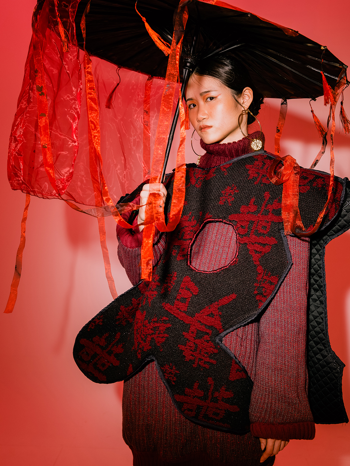 此系列以中華傳統習俗冥婚為靈感發想。以生、死、喪、喜做為創作論點，呈現出創意性的服飾系列。